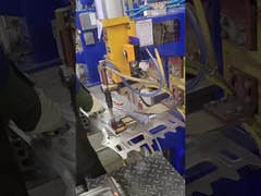 La machine adaptée aux besoins du client non standard de soudage par points est utilisée pour souder le B-pilier froid de plat dans l'automobi