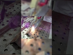 La machine tenue dans la main de soudure laser est utilisée pour souder la plaque d'acier inoxydable de 3.0mm.